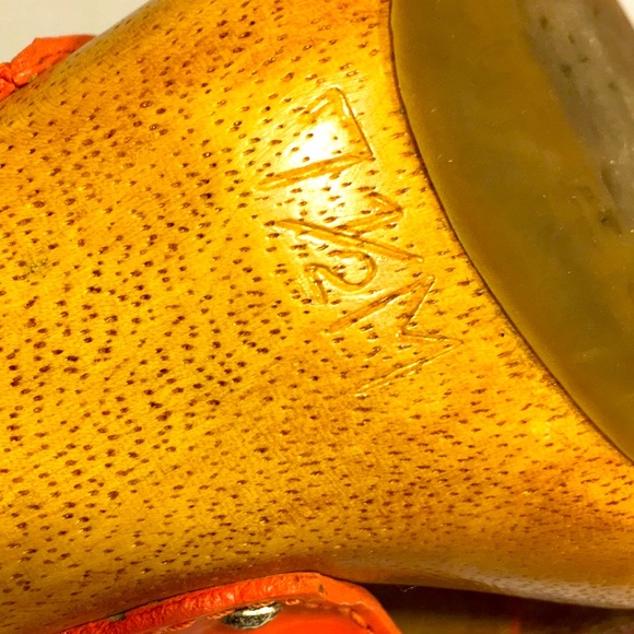 GentlyUsed Micheal Kors Coral Wooden Sandal: 7.5M - Picture 8 of 8